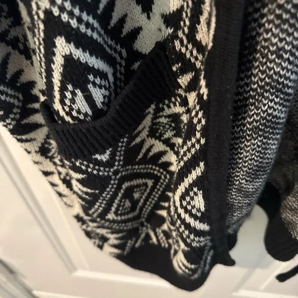 Forever 21 Monochrome Knit Cardigan Boho Aztec - Picture 3 of 13